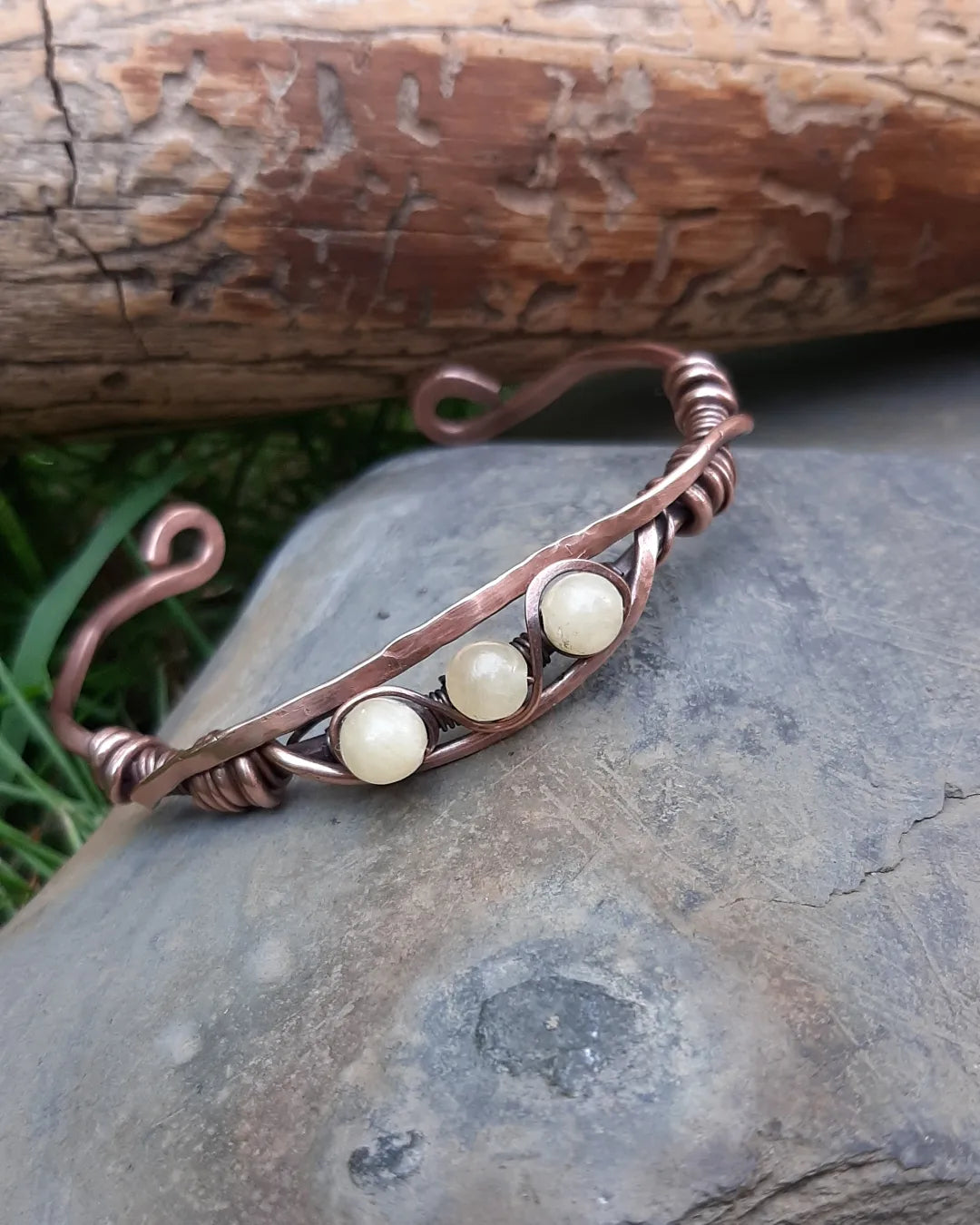 Cuff Copper ajustable bracelet - Yellow JADE beads