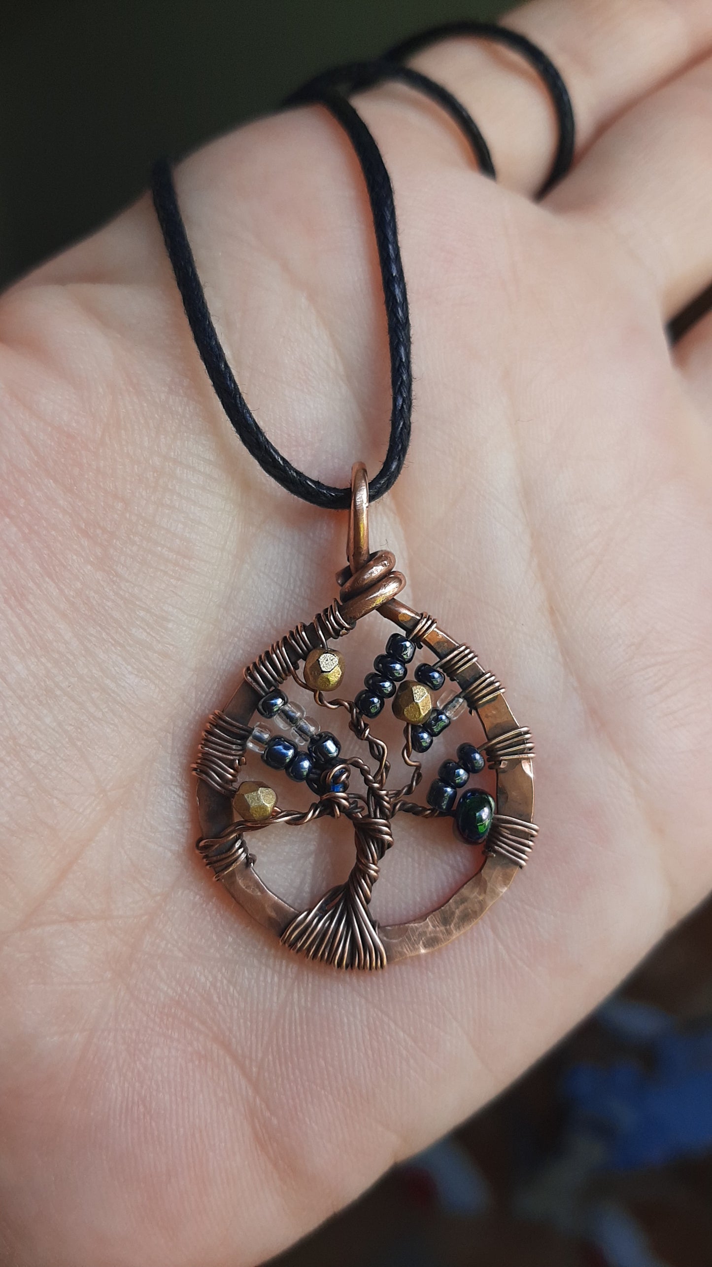 Tree of life - Golden faceted Czech beads w. dark glass beads in copper